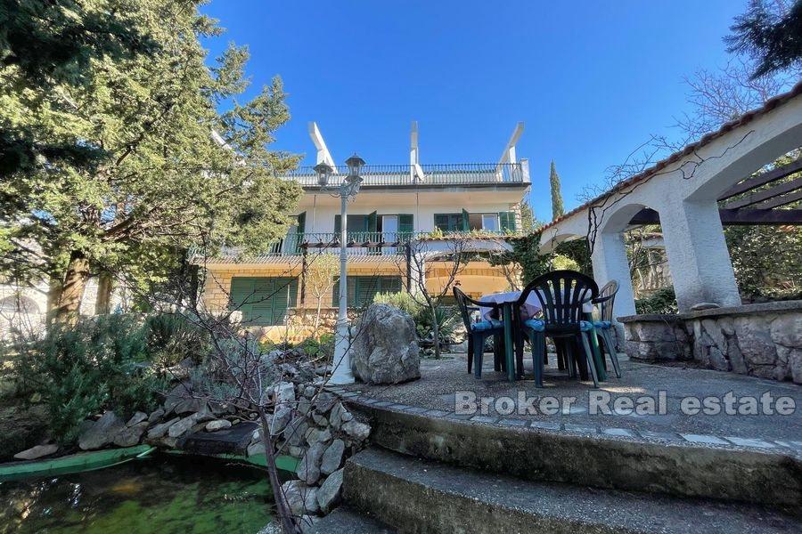 W pobliżu Zadaru, śródziemnomorski dom w pierwszym rzędzie do morza