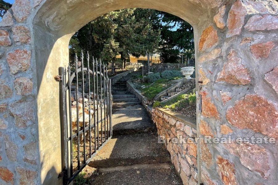 W pobliżu Zadaru, śródziemnomorski dom w pierwszym rzędzie do morza