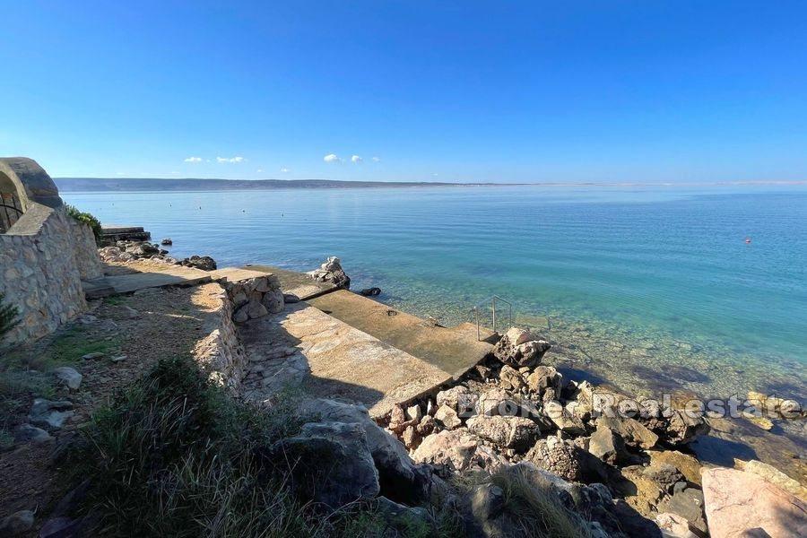 W pobliżu Zadaru, śródziemnomorski dom w pierwszym rzędzie do morza