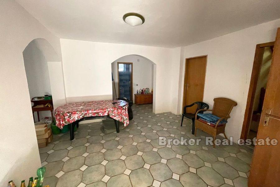 W pobliżu Zadaru, śródziemnomorski dom w pierwszym rzędzie do morza