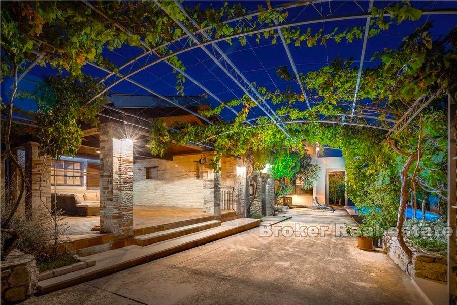 Marina w pobliżu Trogiru, dalmatyńskiej posiadłości i gaju oliwnego