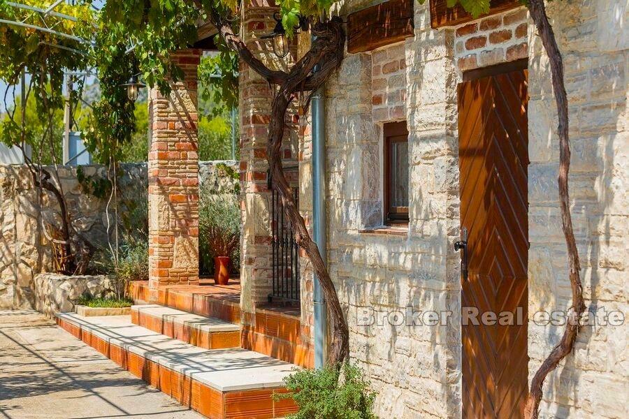 Marina w pobliżu Trogiru, dalmatyńskiej posiadłości i gaju oliwnego