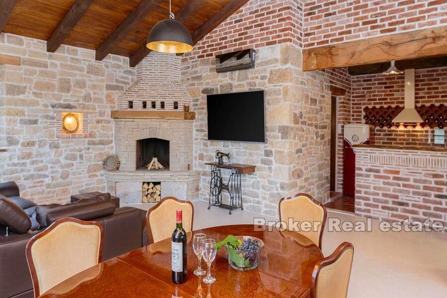 Marina w pobliżu Trogiru, dalmatyńskiej posiadłości i gaju oliwnego