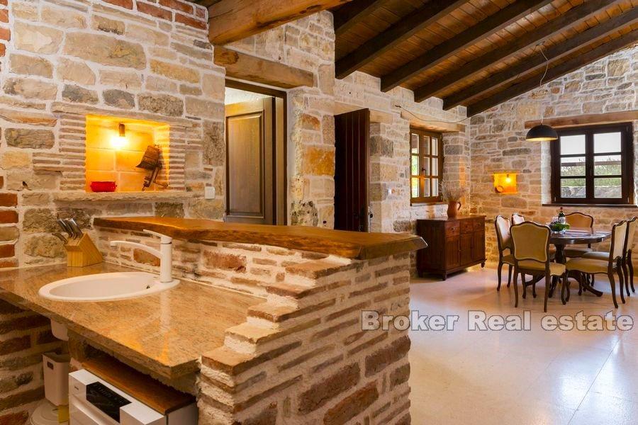 Marina w pobliżu Trogiru, dalmatyńskiej posiadłości i gaju oliwnego