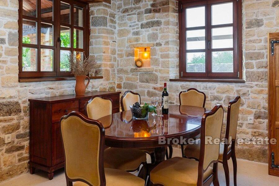 Marina w pobliżu Trogiru, dalmatyńskiej posiadłości i gaju oliwnego