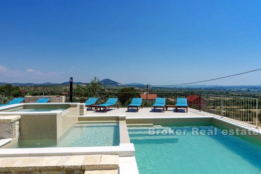 Niedaleko Zadaru, nowo wybudowana luksusowa kamienna willa