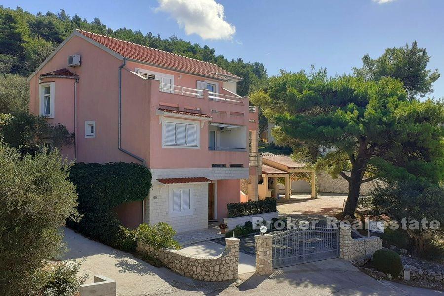 Près de Rogoznica, maison avec plusieurs appartements