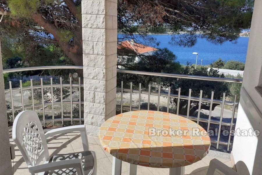 Près de Rogoznica, maison avec plusieurs appartements