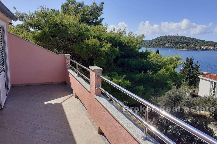 Près de Rogoznica, maison avec plusieurs appartements