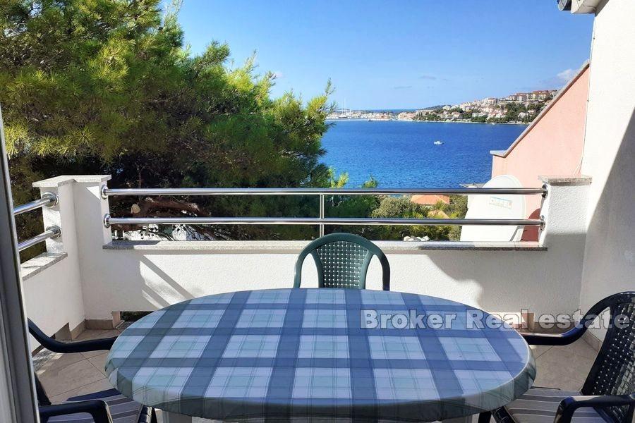 Près de Rogoznica, maison avec plusieurs appartements