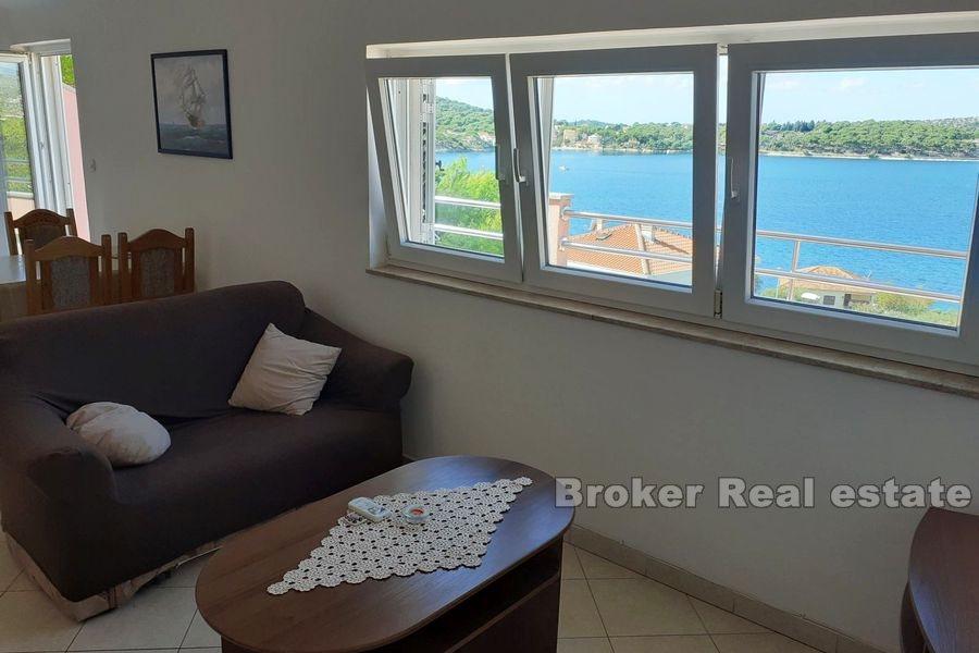 Près de Rogoznica, maison avec plusieurs appartements