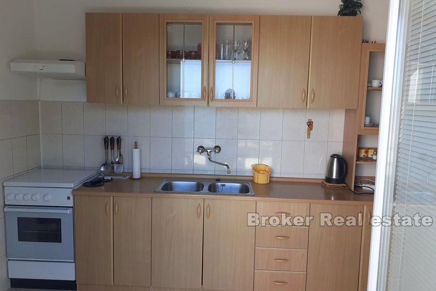 Près de Rogoznica, maison avec plusieurs appartements