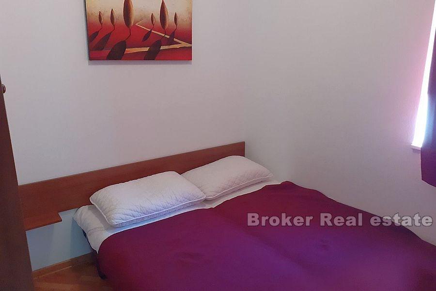 Près de Rogoznica, maison avec plusieurs appartements