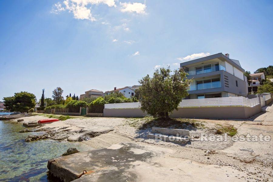 Ostrov Čiovo, moderní vila v první řadě k moři