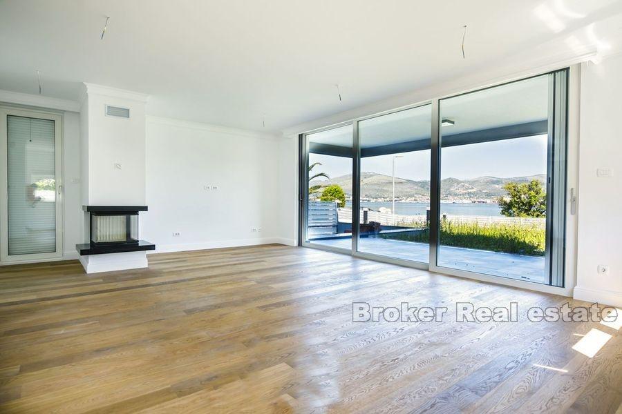 Wyspa Ciovo, nowoczesna willa w pierwszym rzędzie do morza