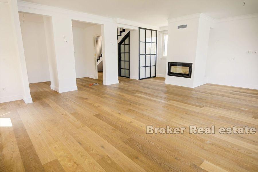 Wyspa Ciovo, nowoczesna willa w pierwszym rzędzie do morza