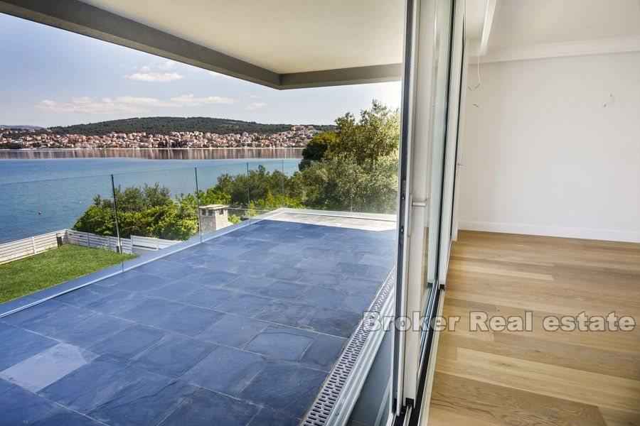 Wyspa Ciovo, nowoczesna willa w pierwszym rzędzie do morza