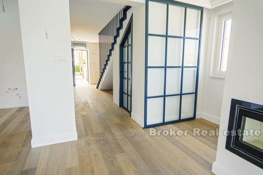 Wyspa Ciovo, nowoczesna willa w pierwszym rzędzie do morza