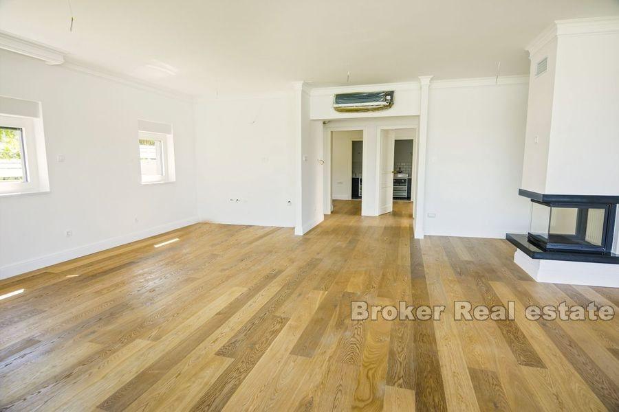 Wyspa Ciovo, nowoczesna willa w pierwszym rzędzie do morza