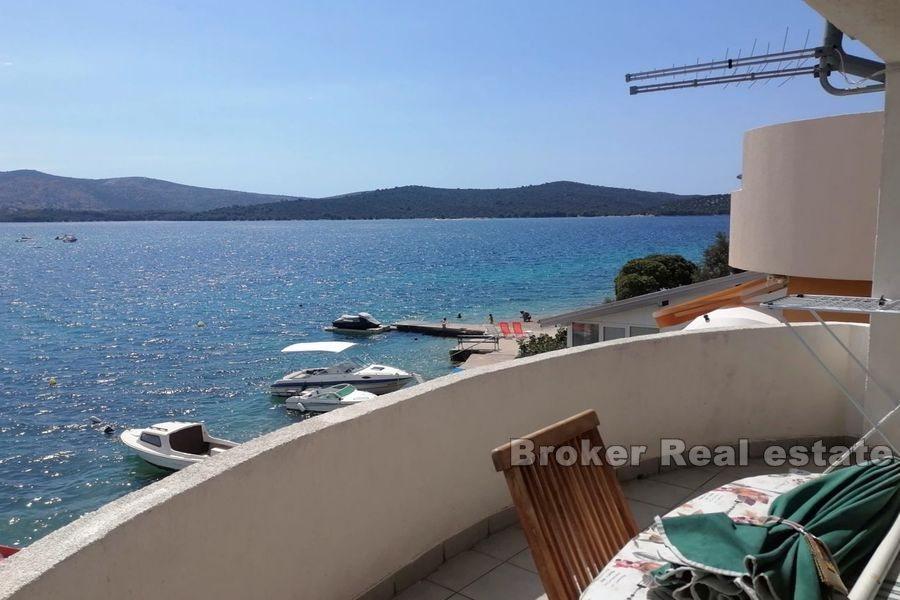 Blízko Šibeniku, rodinný dům v první řadě k moři