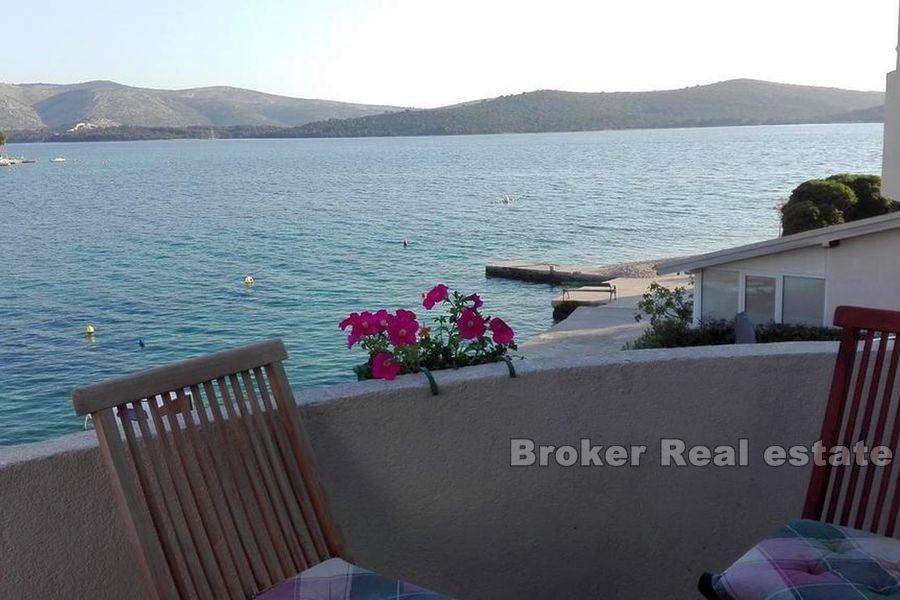 I nærheten av Sibenik, enebolig første rad til sjøen