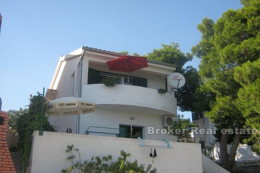 I nærheten av Sibenik, enebolig første rad til sjøen