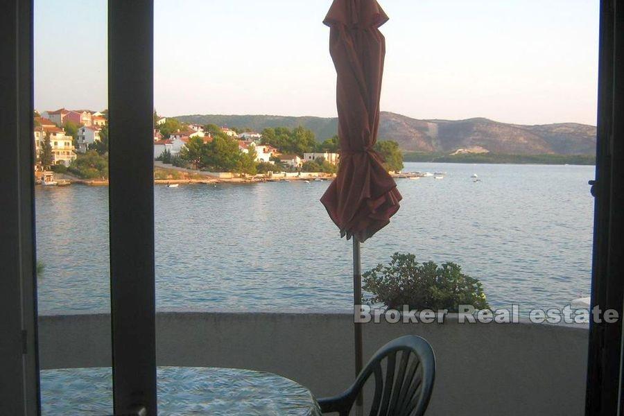 I nærheten av Sibenik, enebolig første rad til sjøen