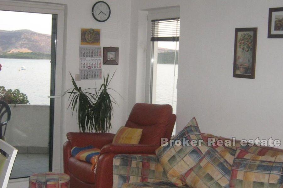 I nærheten av Sibenik, enebolig første rad til sjøen