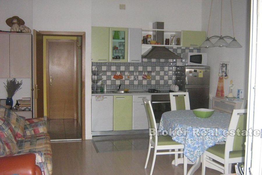 I nærheten av Sibenik, enebolig første rad til sjøen