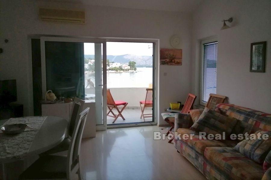 I nærheten av Sibenik, enebolig første rad til sjøen