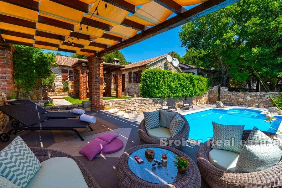 I nærheten av Zadar, villa med basseng og ekstra steinhus