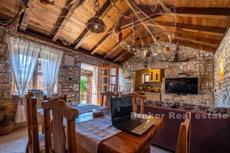 I nærheten av Zadar, villa med basseng og ekstra steinhus