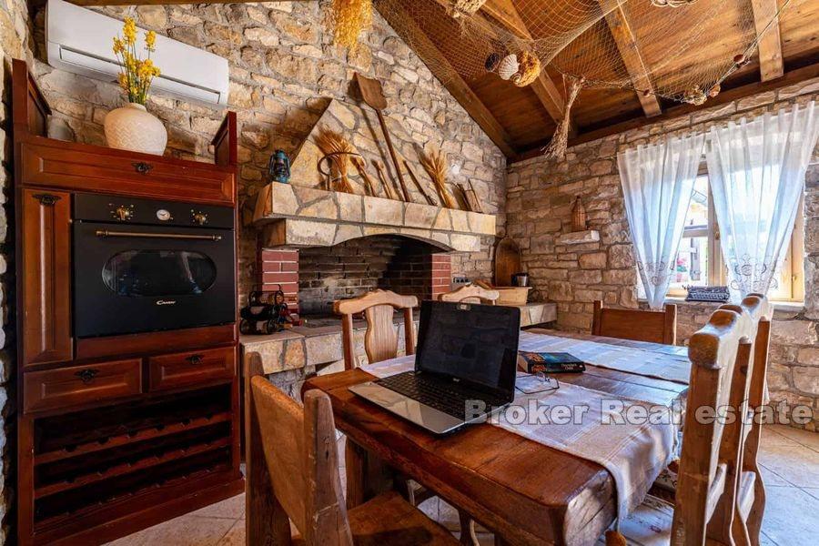 U blizini Zadra, vila s bazenom i dodatnom kamenom kućom