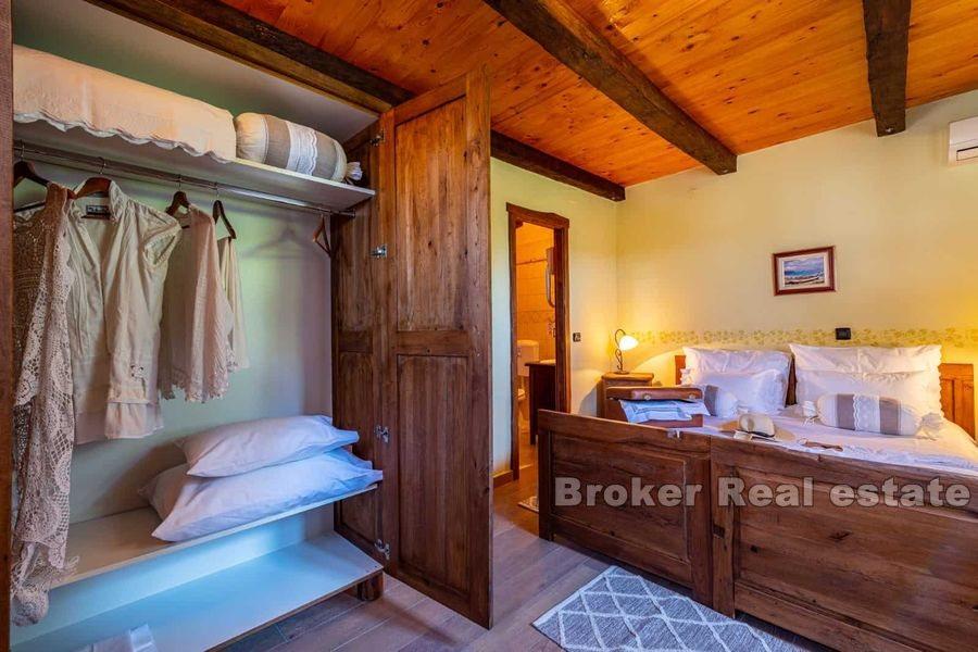 I nærheten av Zadar, villa med basseng og ekstra steinhus