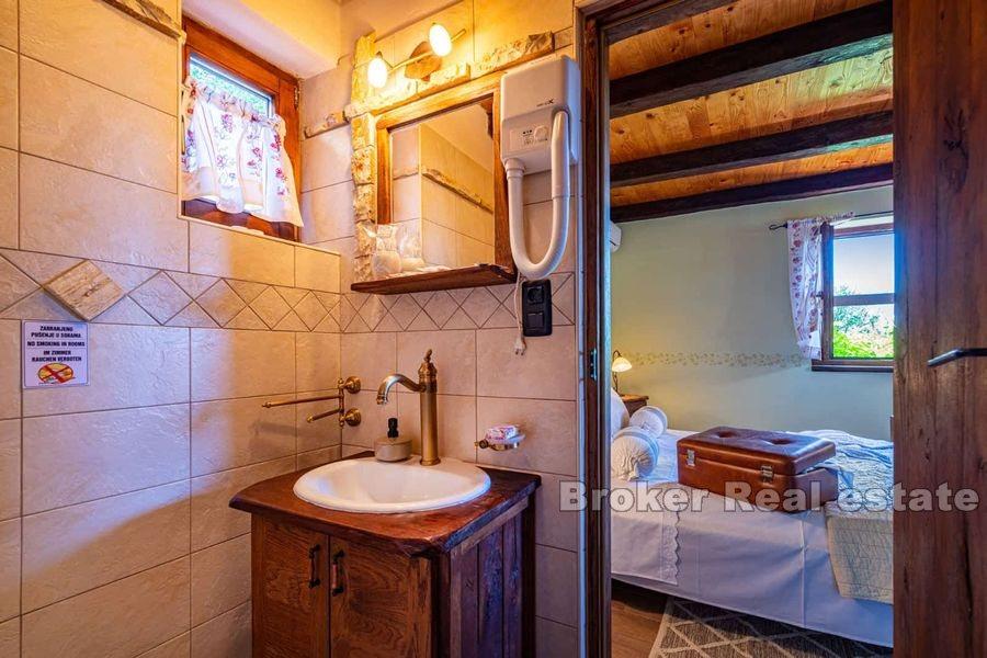 U blizini Zadra, vila s bazenom i dodatnom kamenom kućom