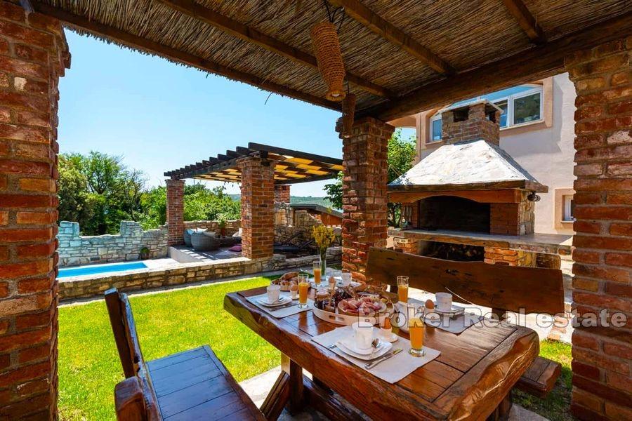 U blizini Zadra, vila s bazenom i dodatnom kamenom kućom