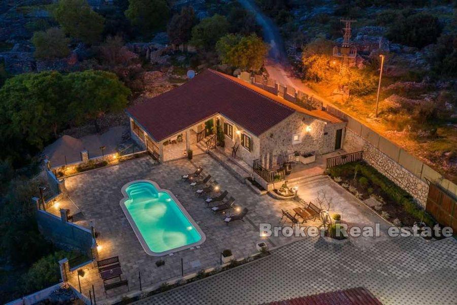 Niedaleko Rogoznicy, nowo wybudowana kamienna willa z basenem