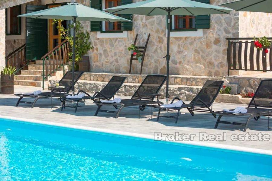 Niedaleko Rogoznicy, nowo wybudowana kamienna willa z basenem