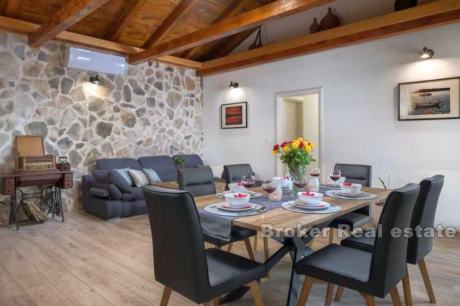 Niedaleko Rogoznicy, nowo wybudowana kamienna willa z basenem