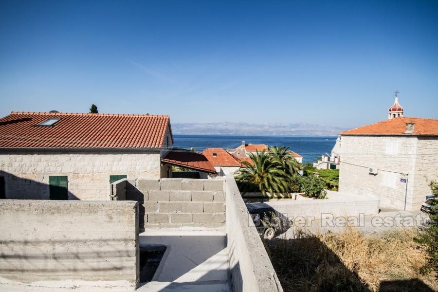 Insel Brac, ein im Bau befindliches Haus mit Meerblick