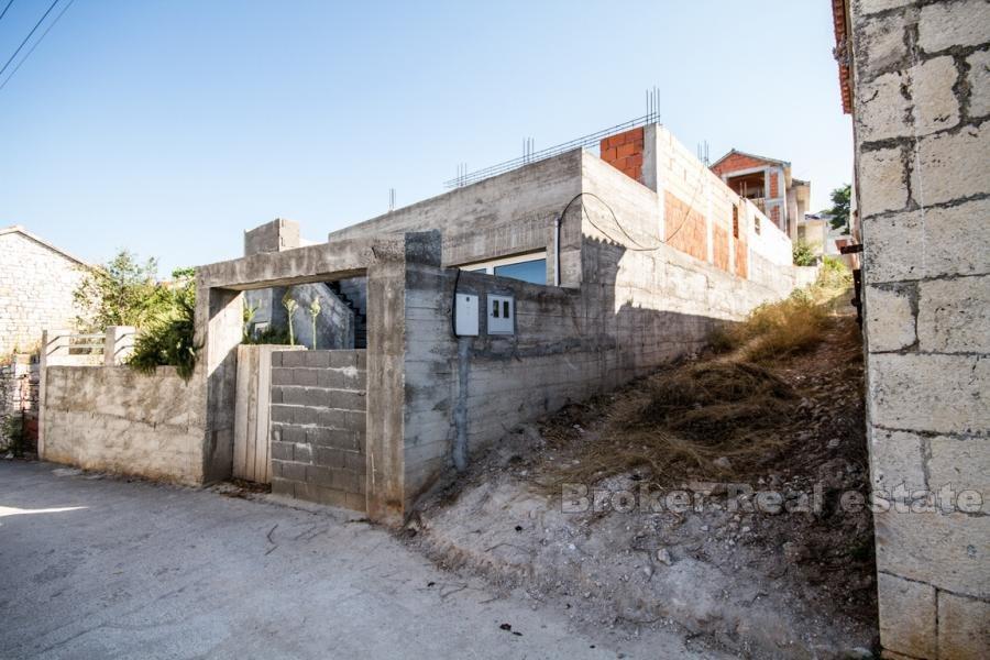Insel Brac, ein im Bau befindliches Haus mit Meerblick