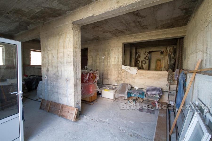 Otok Brač, kuća u izgradnji s pogledom na more