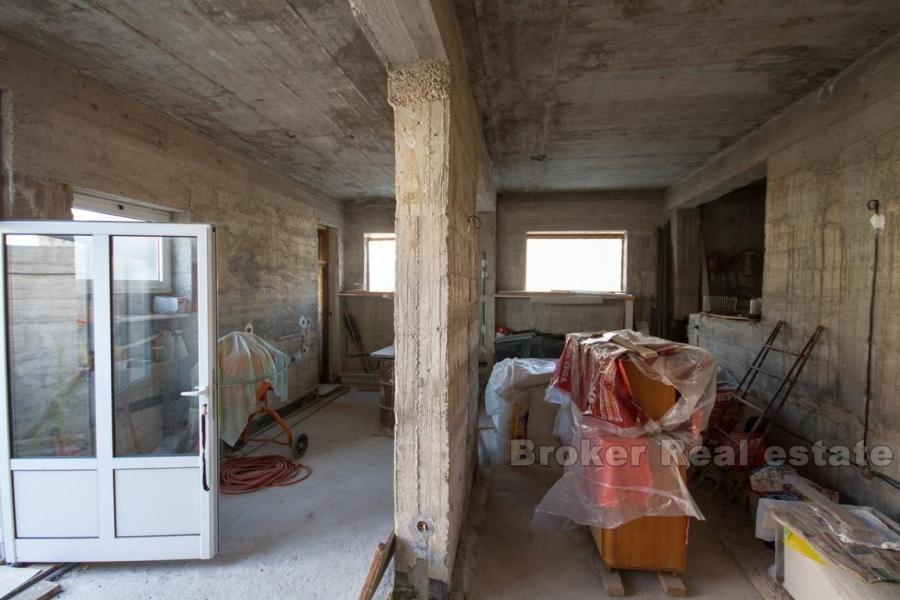 Insel Brac, ein im Bau befindliches Haus mit Meerblick