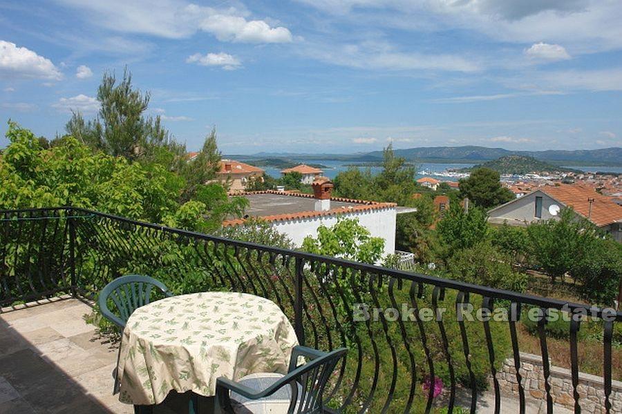 Otok Murter, obiteljska kuća s pogledom na more