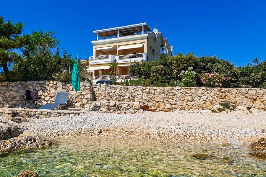 Otok Pag - Apartmanska kuća, prvi red do mora