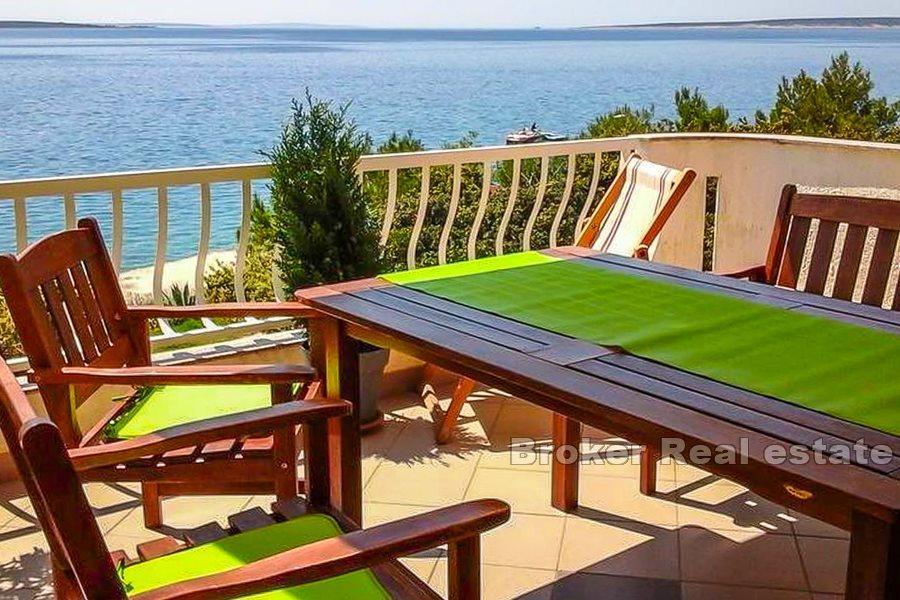 Otok Pag - Apartmanska kuća, prvi red do mora