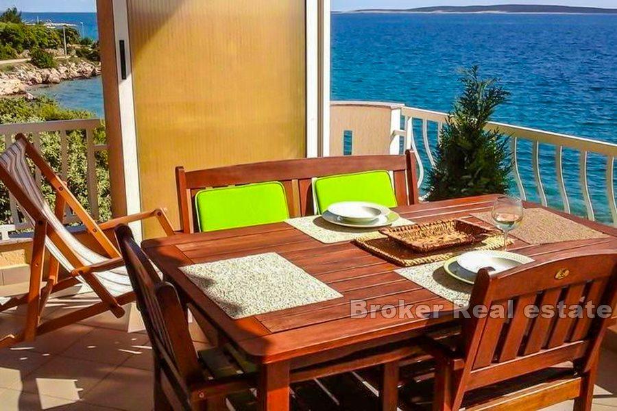 Otok Pag - Apartmanska kuća, prvi red do mora