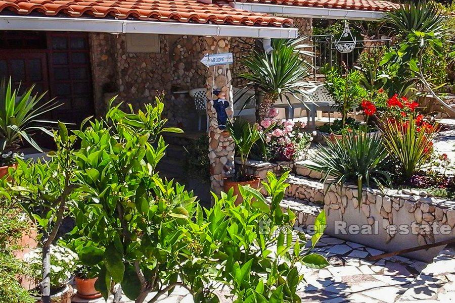 Otok Pag - Apartmanska kuća, prvi red do mora