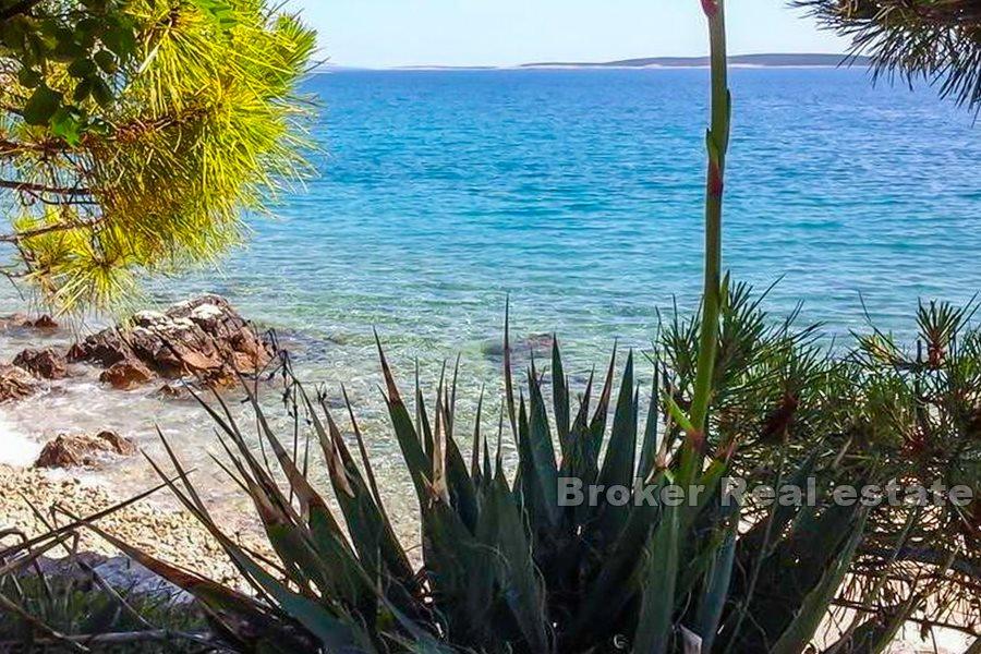 Otok Pag - Apartmanska kuća, prvi red do mora