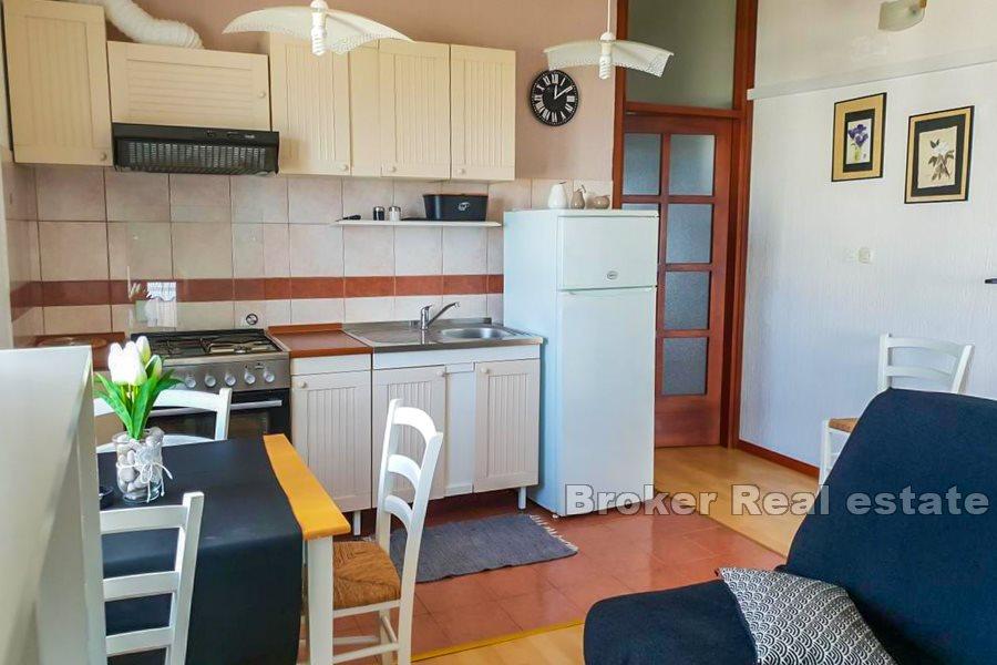 Otok Pag - Apartmanska kuća, prvi red do mora